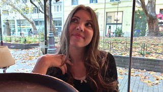 Русская туристка заводит знакомство с официантом ради анального секса без обязательств.